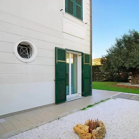 B173 - Spazioso Con Giardino Apartman